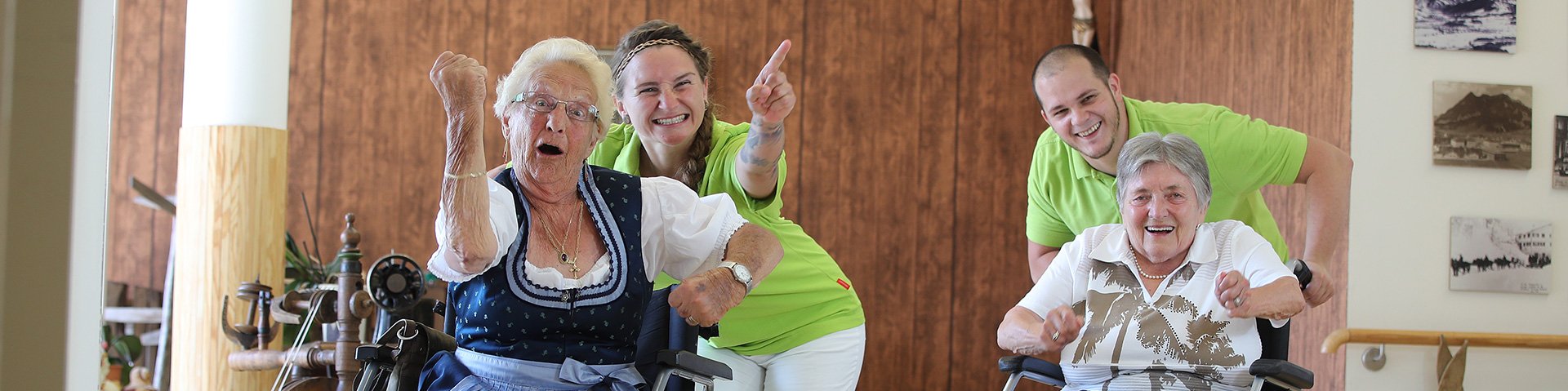 Frauen im Rollstuhl werden von AllgäuPflege-Mitarbeitern geschoben