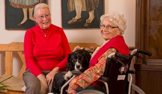 Zwei Frauen sitzen in der Stationären Einrichtung der AllgäuPflege in Immenstadt